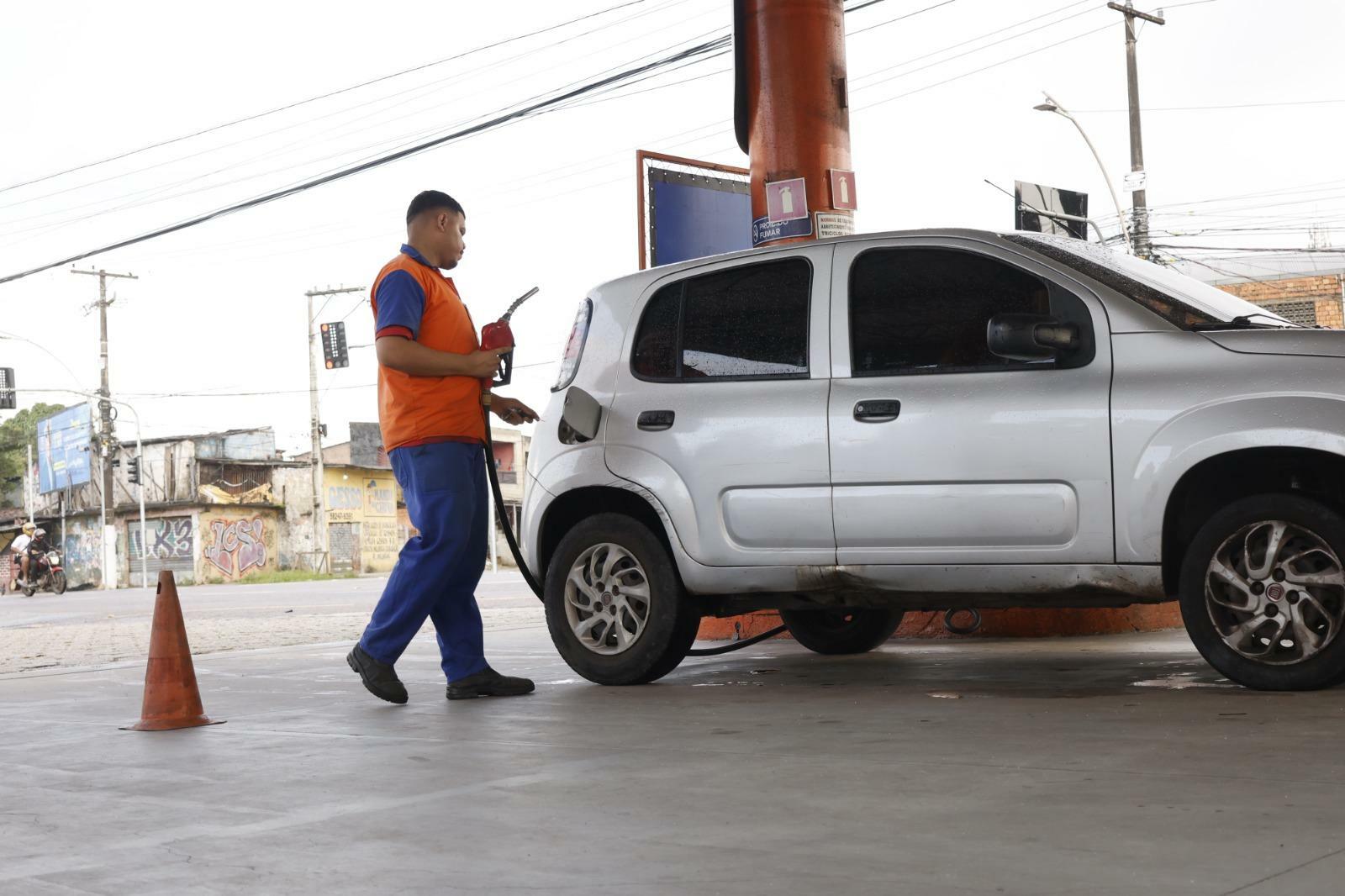 ICMS é recalculado todos os anos e em 2026 aumenta R$ 1,57 por litro de gasolina